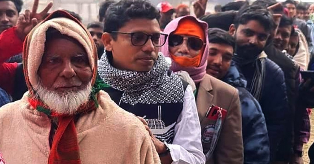 লাইনে দাঁড়িয়ে ভোট দিলেন পলক