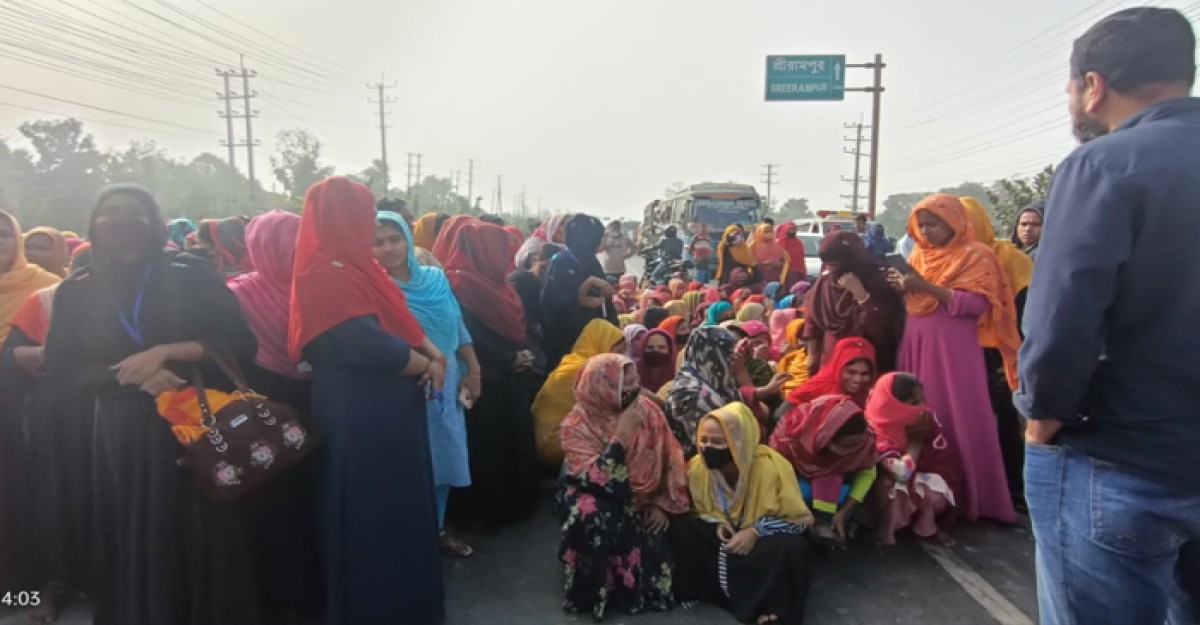 ধামরাইয়ে গার্মেন্টস কর্মীদের মহাসড়ক অবরোধ