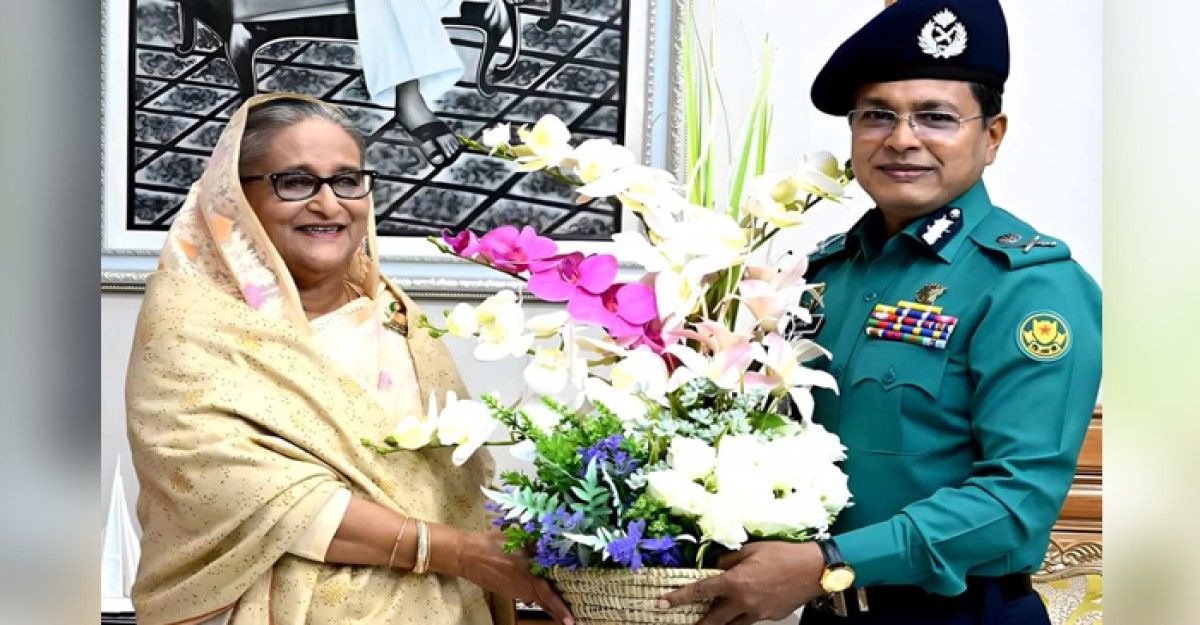 প্রধানমন্ত্রী শেখ হাসিনাকে ডিএমপি কমিশনারের ফুলের শুভেচ্ছা
