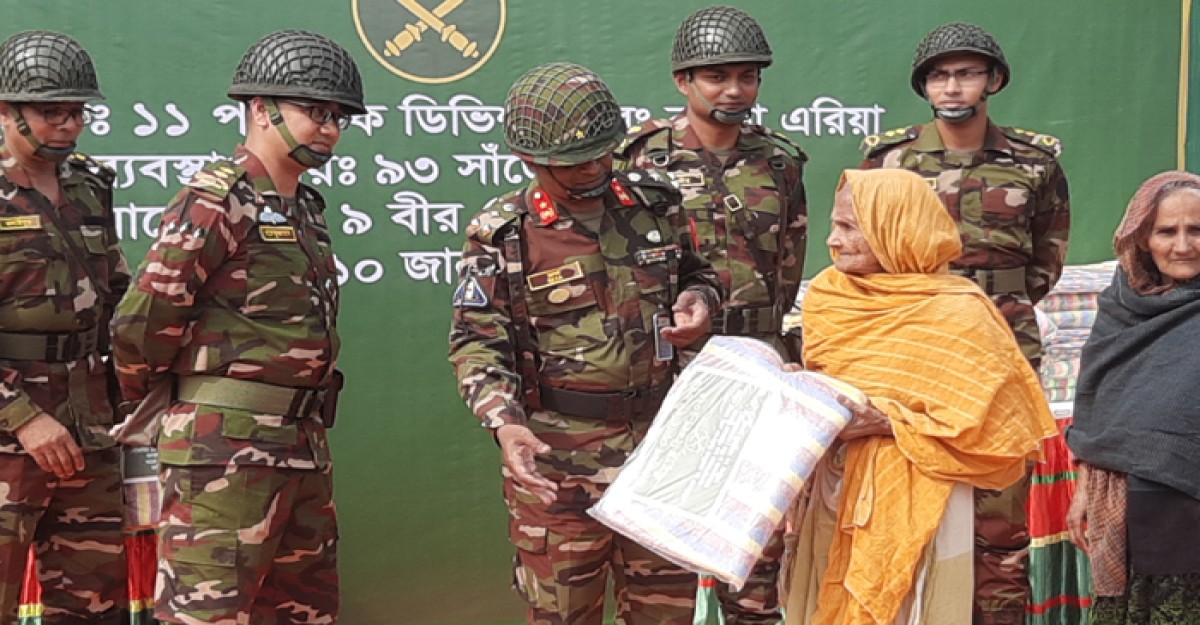 চাঁপাইনবাবগঞ্জে সেনাবাহিনীর শীতবস্ত্র বিতরণ