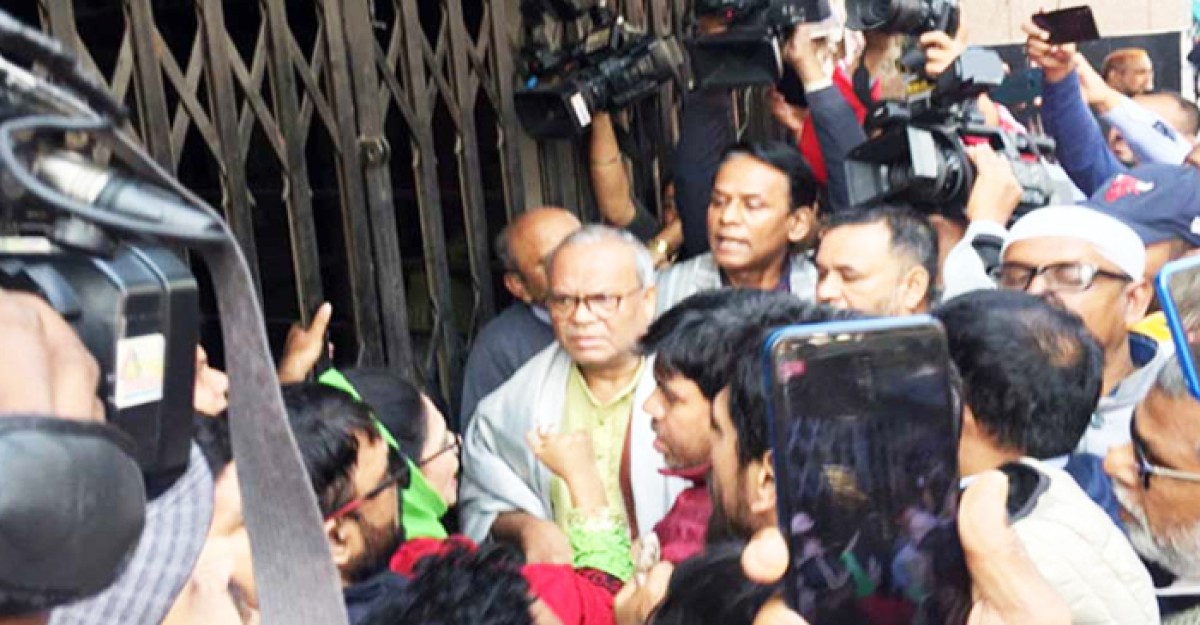 তালা ভেঙে বিএনপির কার্যালয়ে প্রবেশ করলেন নেতাকর্মীরা