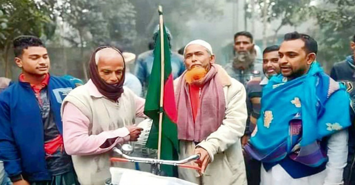 সাইকেল চালিয়ে হজ করতে যাচ্ছেন ষাটোর্ধ্ব আইয়ুব আলী
