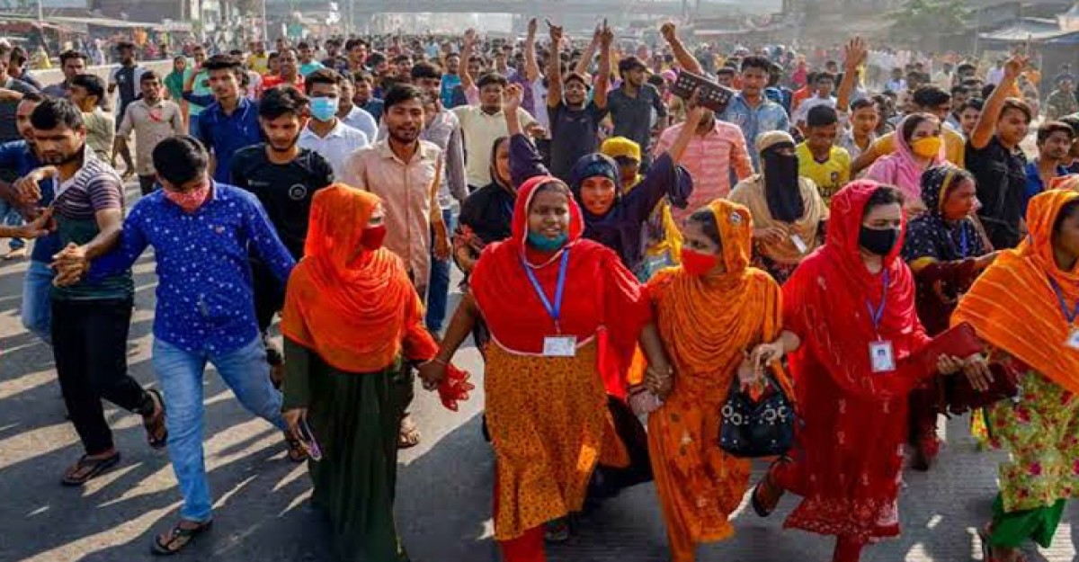 পোষাক শ্রমিকদের বেতন বৃদ্ধি বাস্তবায়নের দাবীতে মহাসড়ক অবরোধ