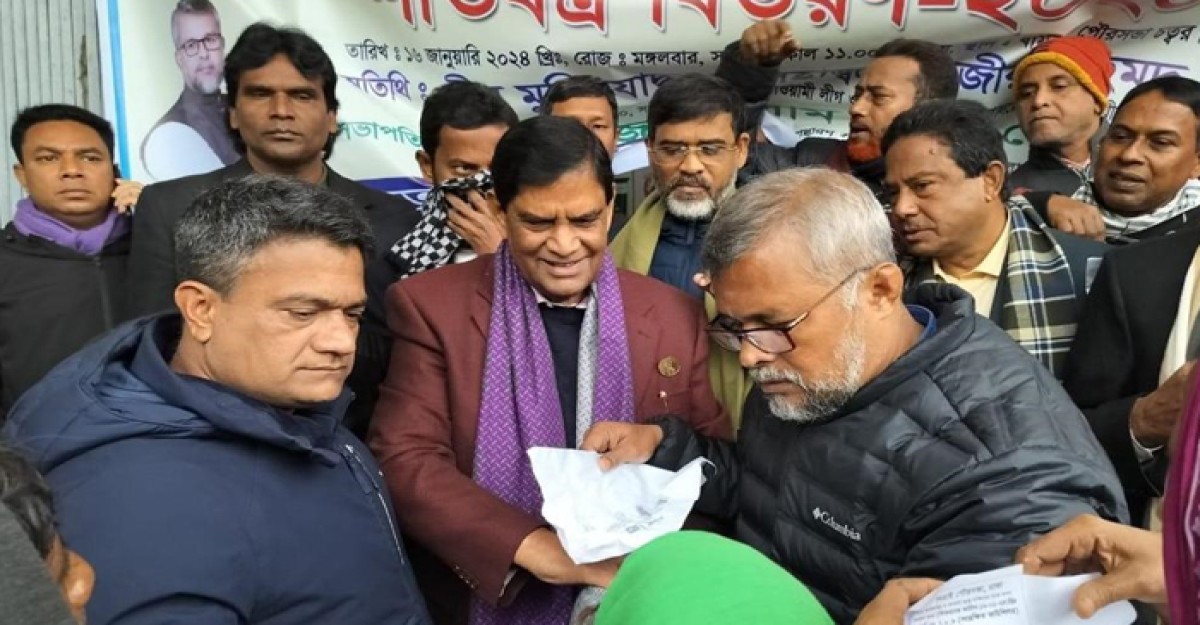 ধামরাইয়ের প্রধানমন্ত্রী শেখ হাসিনার উপহার শীতবস্ত্র বিতরণ