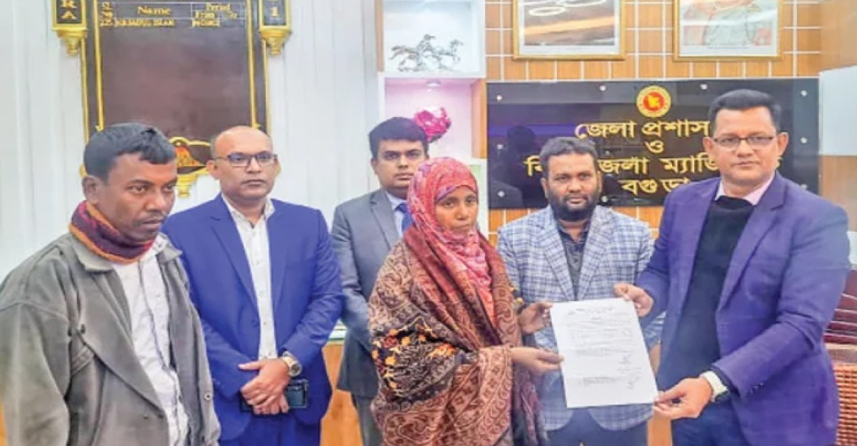 রিকশাচালকের শিক্ষিত স্ত্রীকে চাকরি দিলেন প্রধানমন্ত্রী