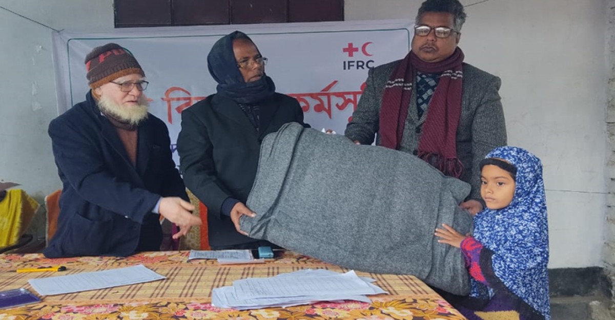 চাঁপাইনবাবগঞ্জে প্রতিবন্ধী শিক্ষার্থীদের মাঝে কম্বল বিতরণ