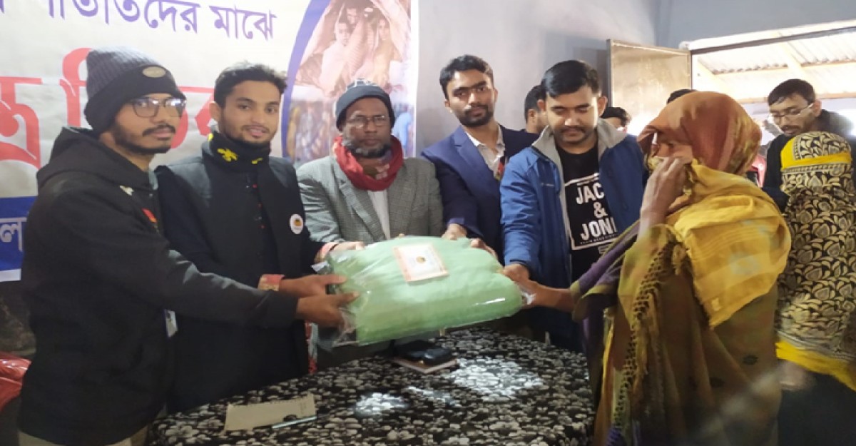 অসহায় শীতার্তদের শীতবস্ত্র বিতরণ করলো ইবির তারুণ্য