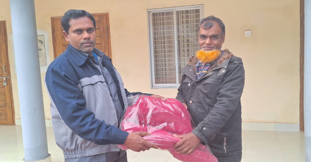ডিসির দেওয়া কম্বল পেয়ে উচ্ছসিত হতদরিদ্র আজিজুল হক