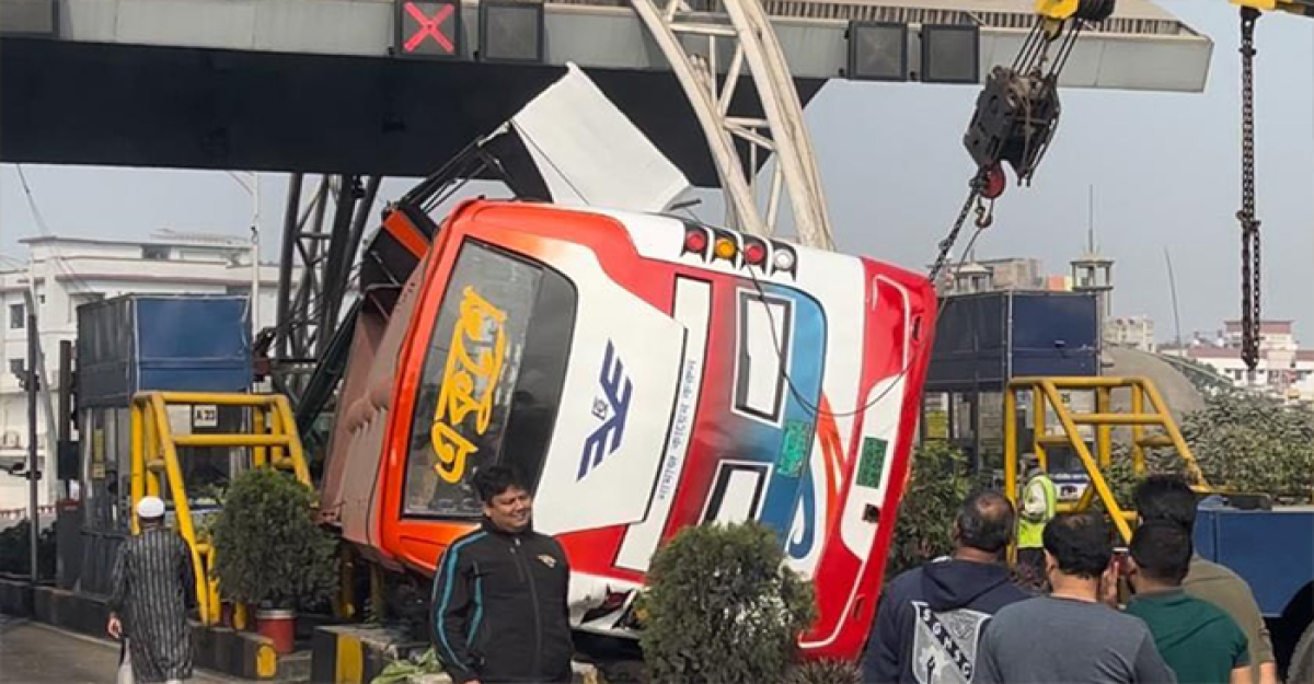 হানিফ ফ্লাইওভারে উল্টে গেল বাস
