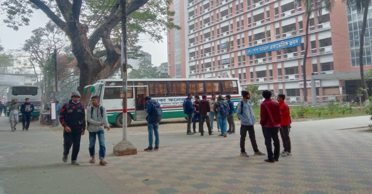 হাড় কাঁপানো শীতের দাপট ঢাকা কলেজ ক্যাম্পাসে