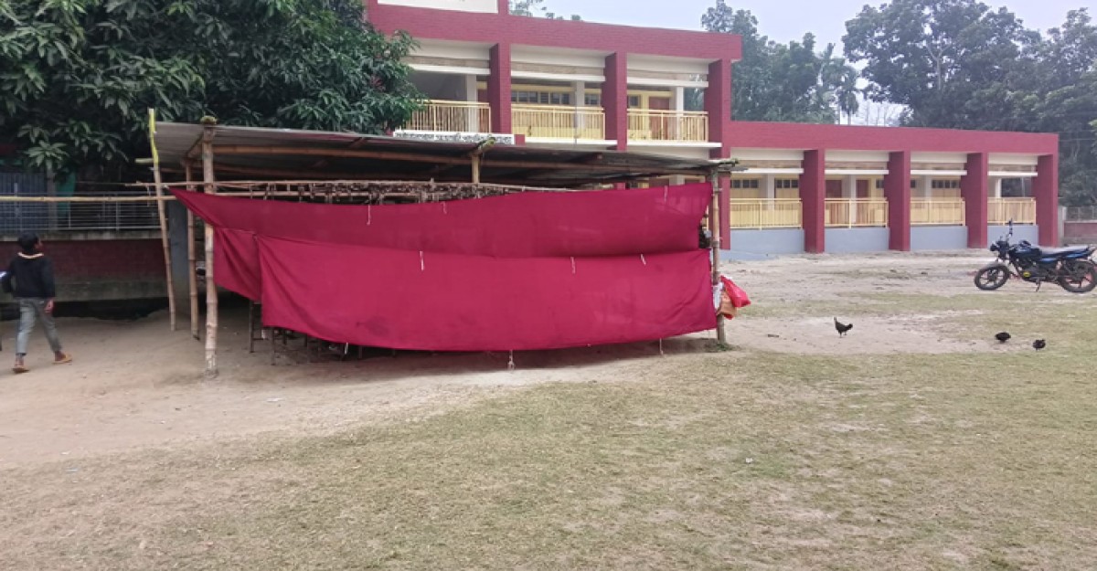 শ্রীপুরে তীব্র শীতে খোলা জায়গায় চলছে পাঠদান