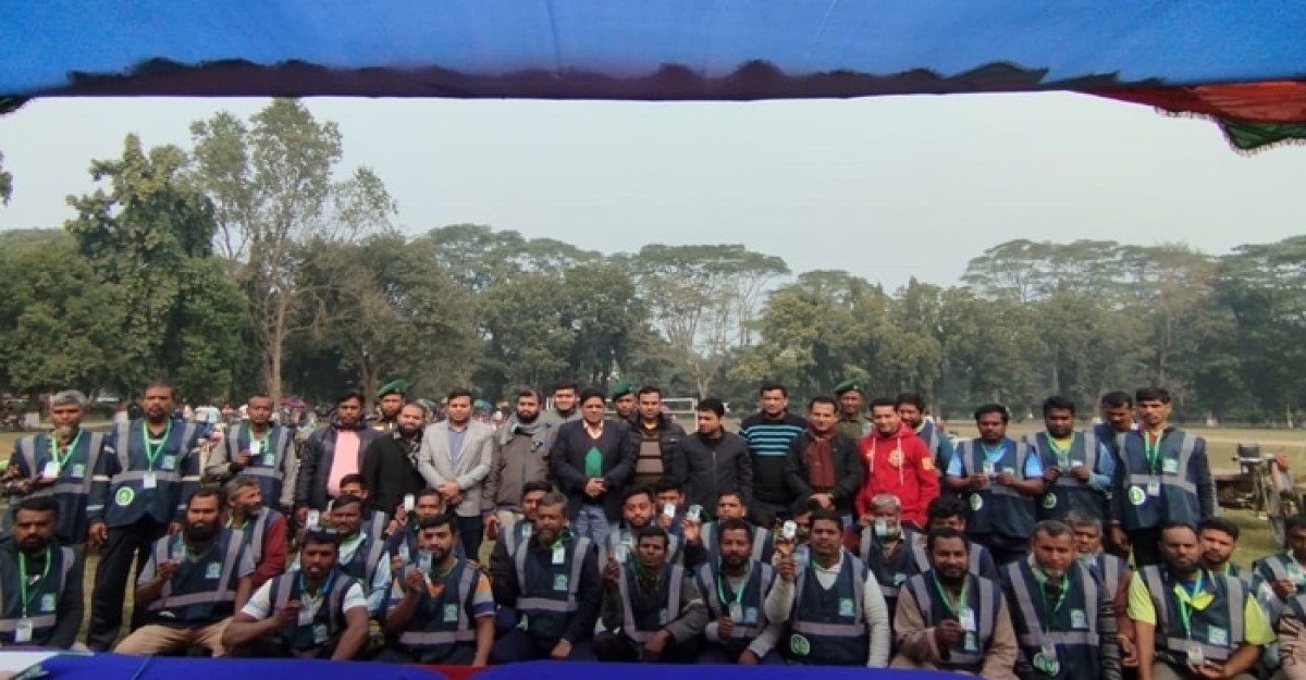 ইবিতে ভ্যান চালাতে চালকদের নিবন্ধন দিয়েছে প্রশাসন