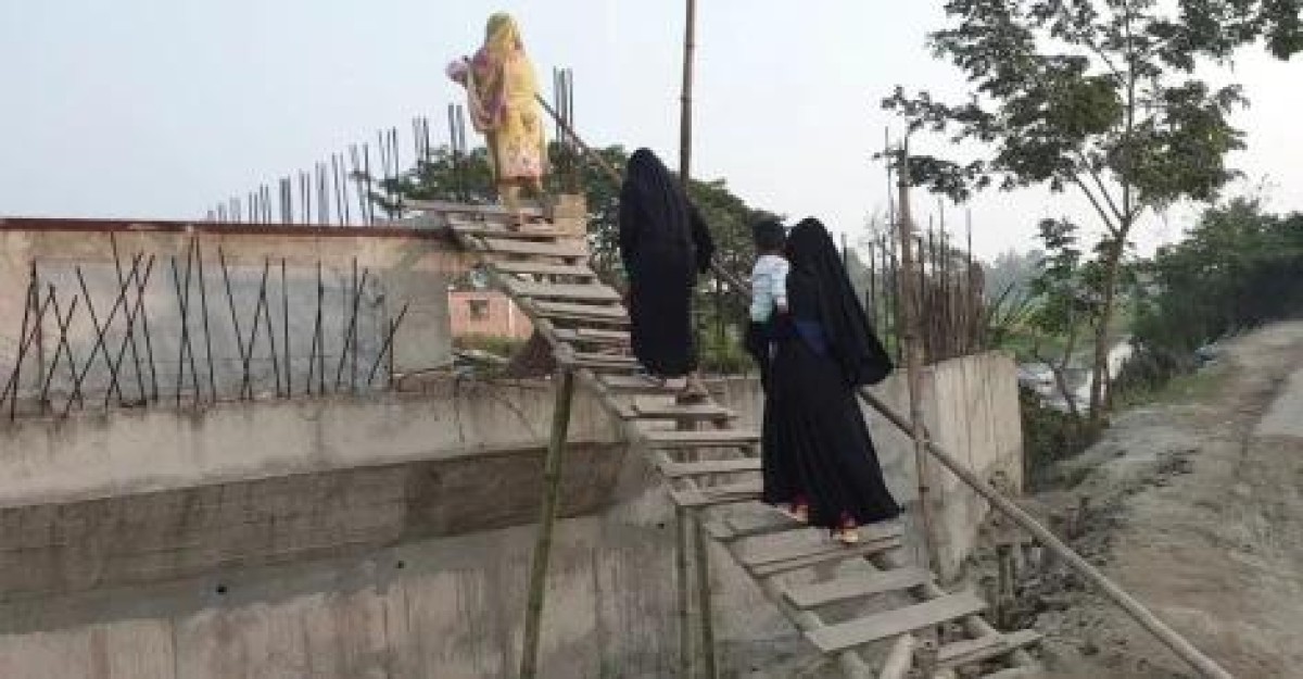 সোয়া চার কোটি টাকার সেতুতে উঠতে লাগে সাঁকো
