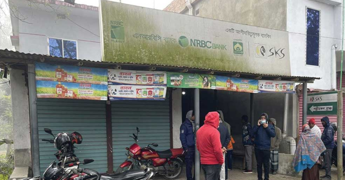 বগুড়ায় ব্যাংকের সিন্দুক কেটে টাকা চুরি!