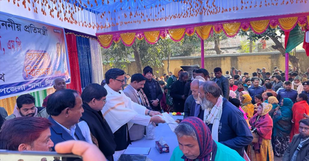 নির্বাচনে দায়িত্বে থাকা নেতাদের কাশ্মীরি শাল উপহার দিলেন নৌপ্রতিমন্ত্রী