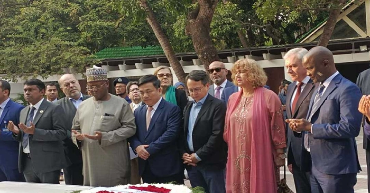 বঙ্গবন্ধুর সমাধিতে ১৪ দেশের রাষ্ট্রদূতের শ্রদ্ধা নিবেদন