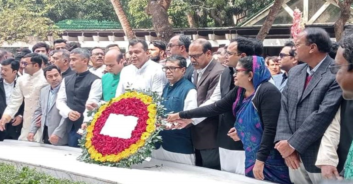 জাতির পিতার সমাধিতে প্রধানমন্ত্রীর কার্যালয়ের নবনিযুক্ত কর্মকর্তাদের শ্রদ্ধা