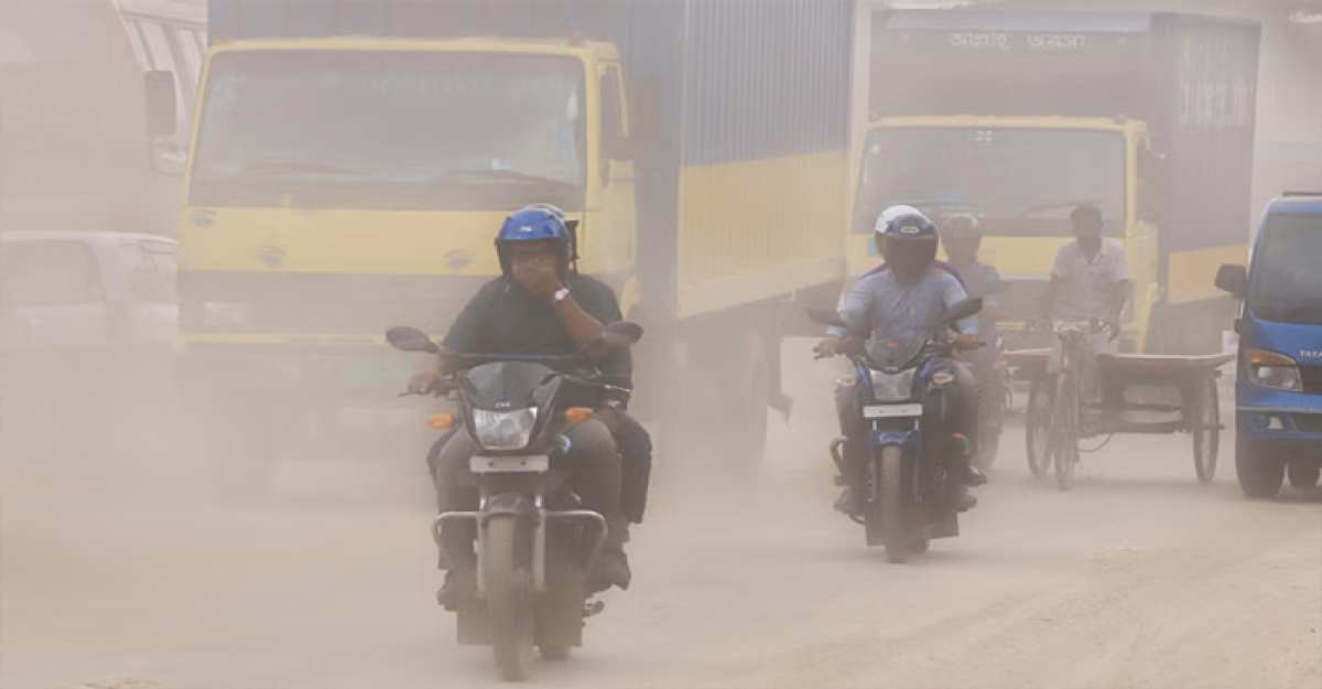 আজ বায়ুদূষণের শীর্ষে ঢাকা