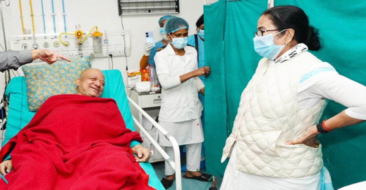 প্রখ্যাত গায়ক কবীর সুমনকে দেখতে হাসপাতালে মমতা