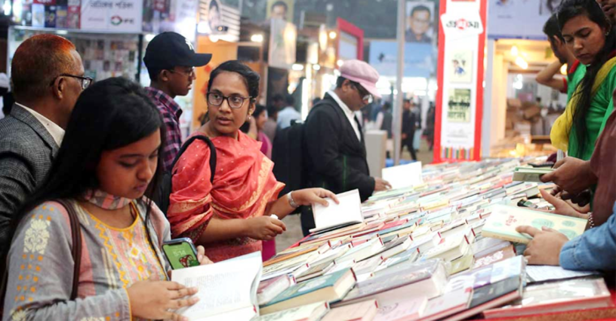 ছুটির দিনে বইমেলায় ক্রেতা-দর্শনার্থীদের ভিড়