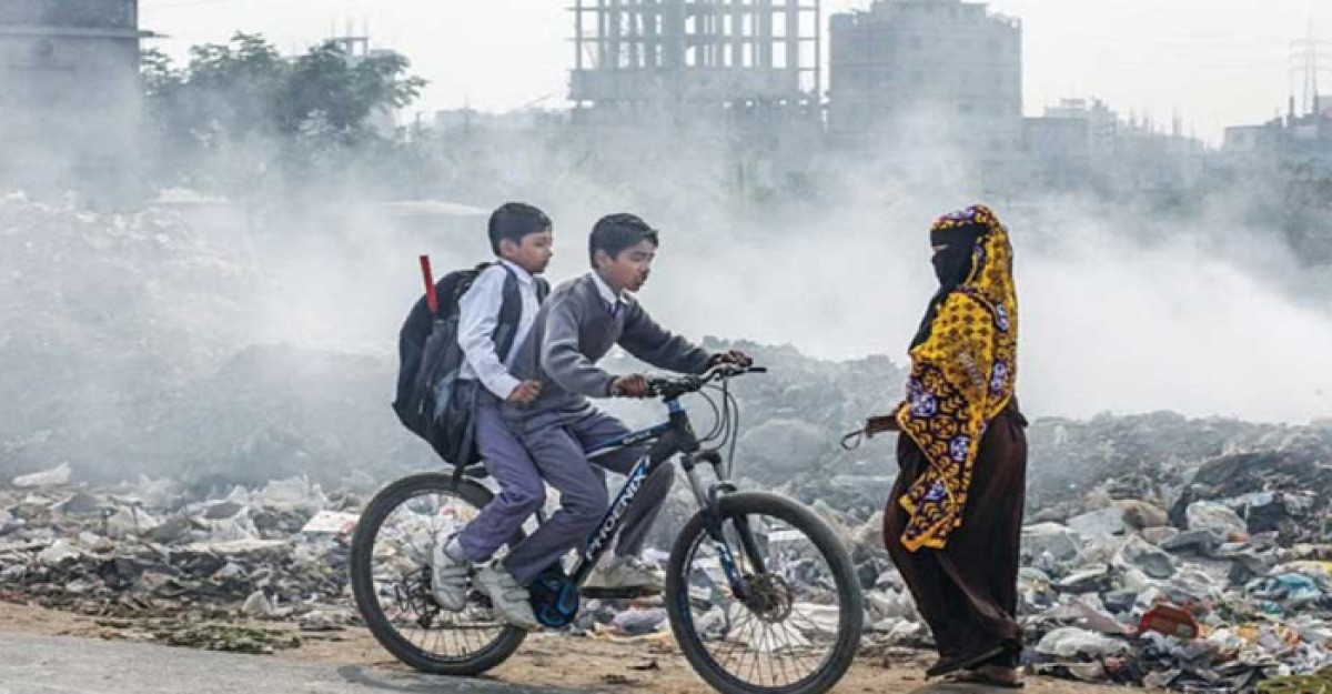 বায়ুদূষণের তালিকায় শীর্ষ অবস্থানে ঢাকা