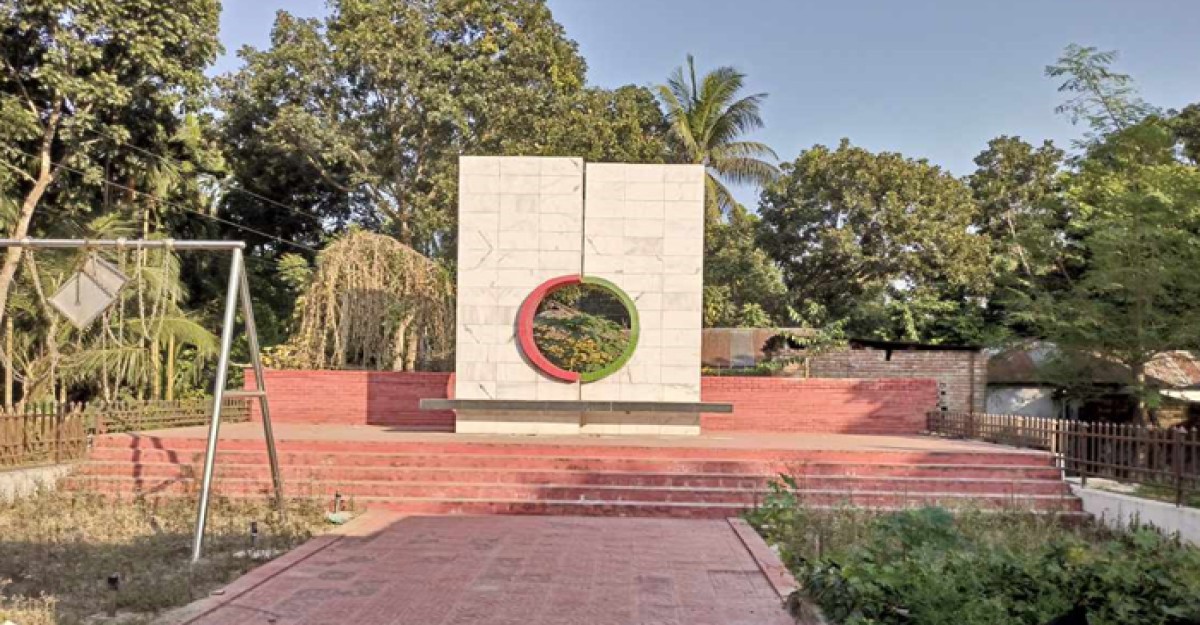 পাক হানাদারের ব্রাশফায়ারে পন্ডিত পরিবারের ১৪ জন শহীদ হয়