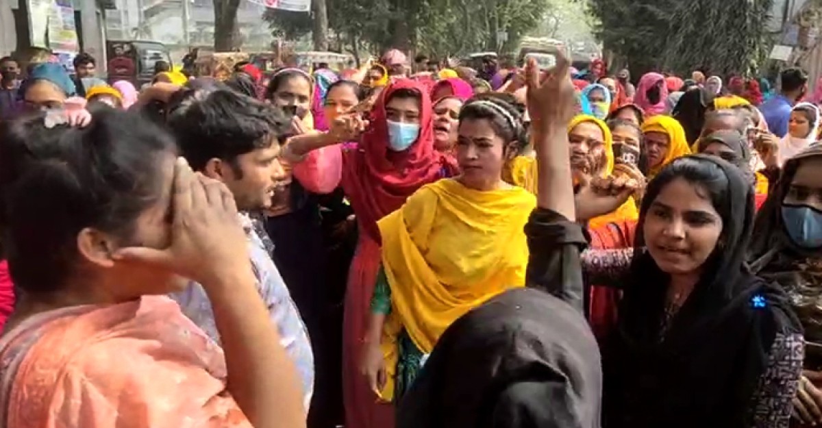 ধামরাইয়ে দেড় মাসের বেতন না দেওয়ায় গার্মেন্টস শ্রমিকদের রাস্তা অবরোধ