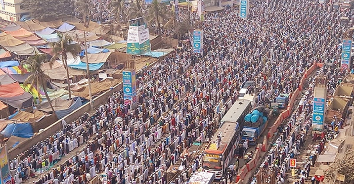 আখেরি মোনাজাত শেষে সড়কে ঘরমুখী মানুষের ঢল