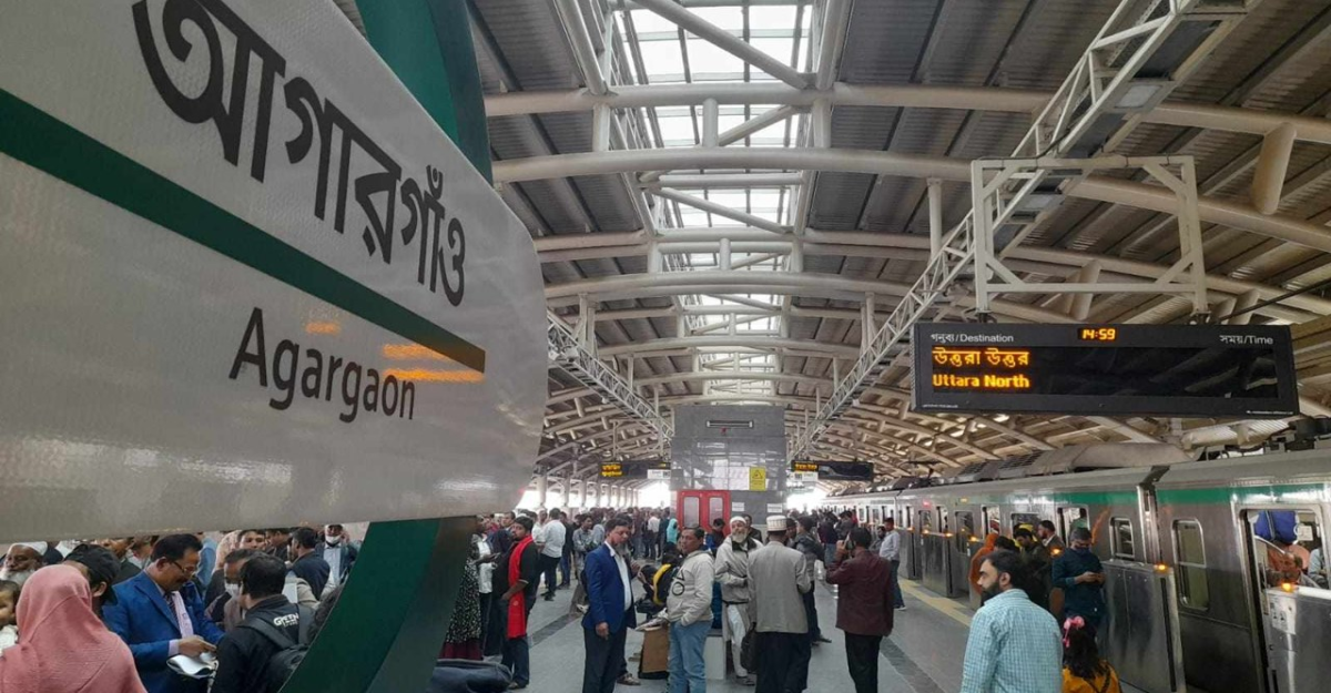 চলতি পথে হঠাৎ বন্ধ মেট্রোরেল