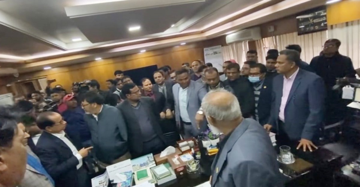 ইবিতে নিয়োগ কান্ডে ভিসির সামনেই লাঞ্চনার শিকার শিক্ষকরা