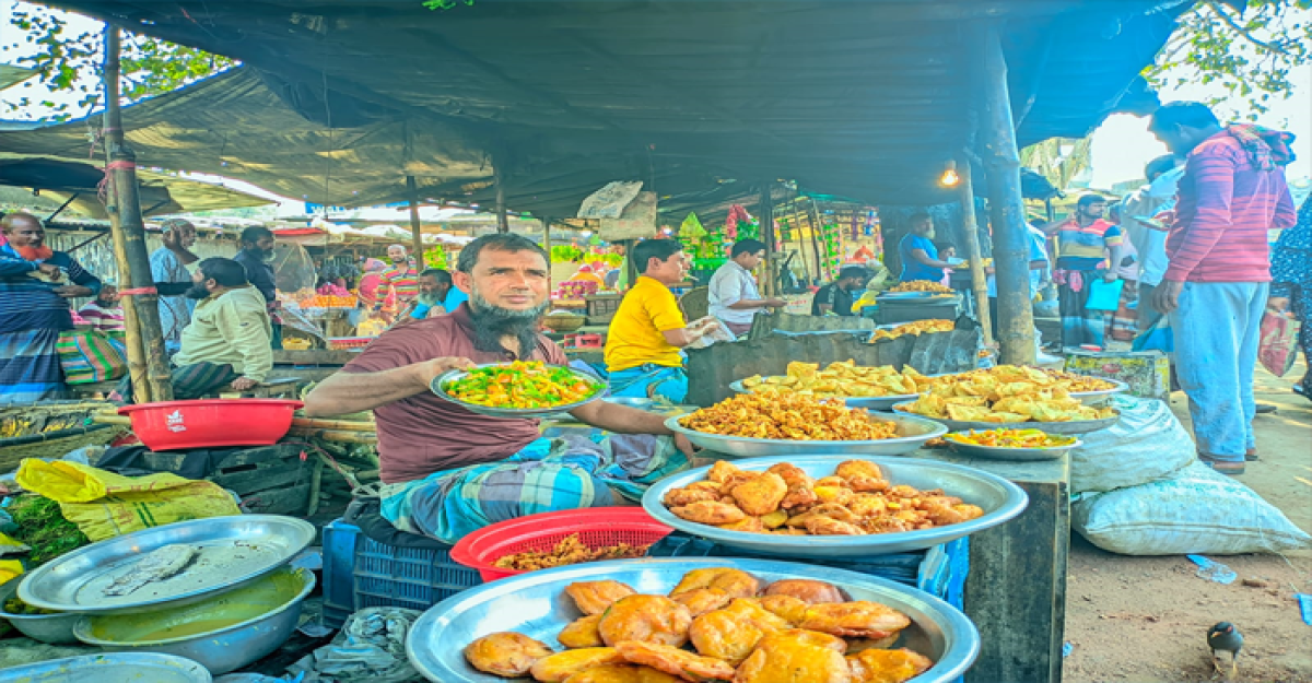 চুয়াডাঙ্গায় ভ্রাম্যমাণ দোকানে পেঁয়াজু বিক্রির ধুম
