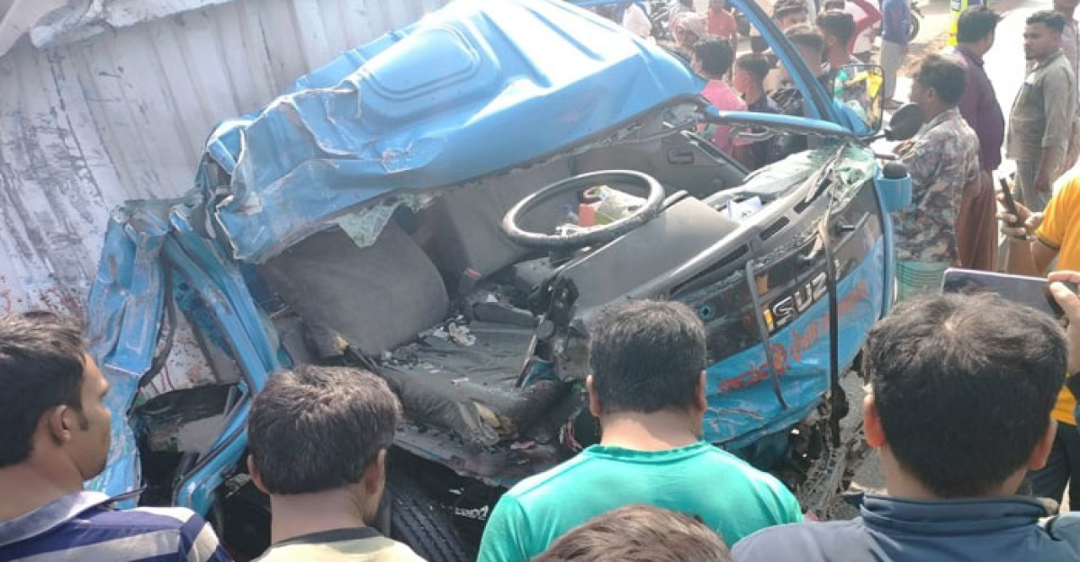 চকরিয়ায় বাস-কাভার্ডভ্যান সংঘর্ষে প্রাণ গেল ৩ জনের