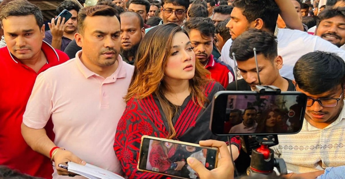 সংরক্ষিত নারী আসনের ফরম কিনলেন অভিনেত্রী মাহিয়া মাহি