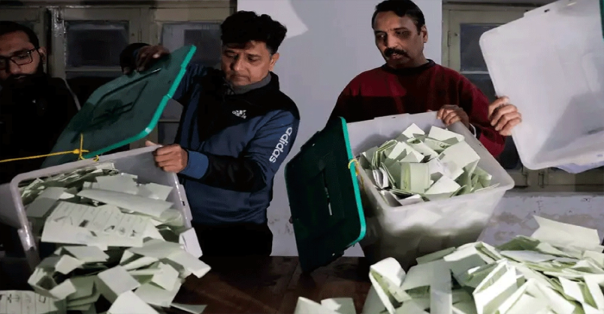 পাকিস্তানে নির্বাচন: ১২৮ আসনের মধ্যে ৫১টিতে এগিয়ে ইমরান সমর্থিত প্রার্থীরা