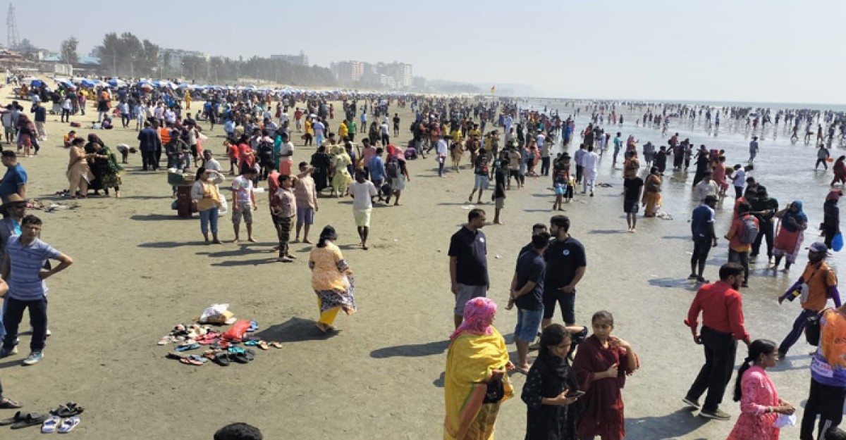 সমুদ্র শহরে লাখো পর্যটকের উচ্ছ্বাস