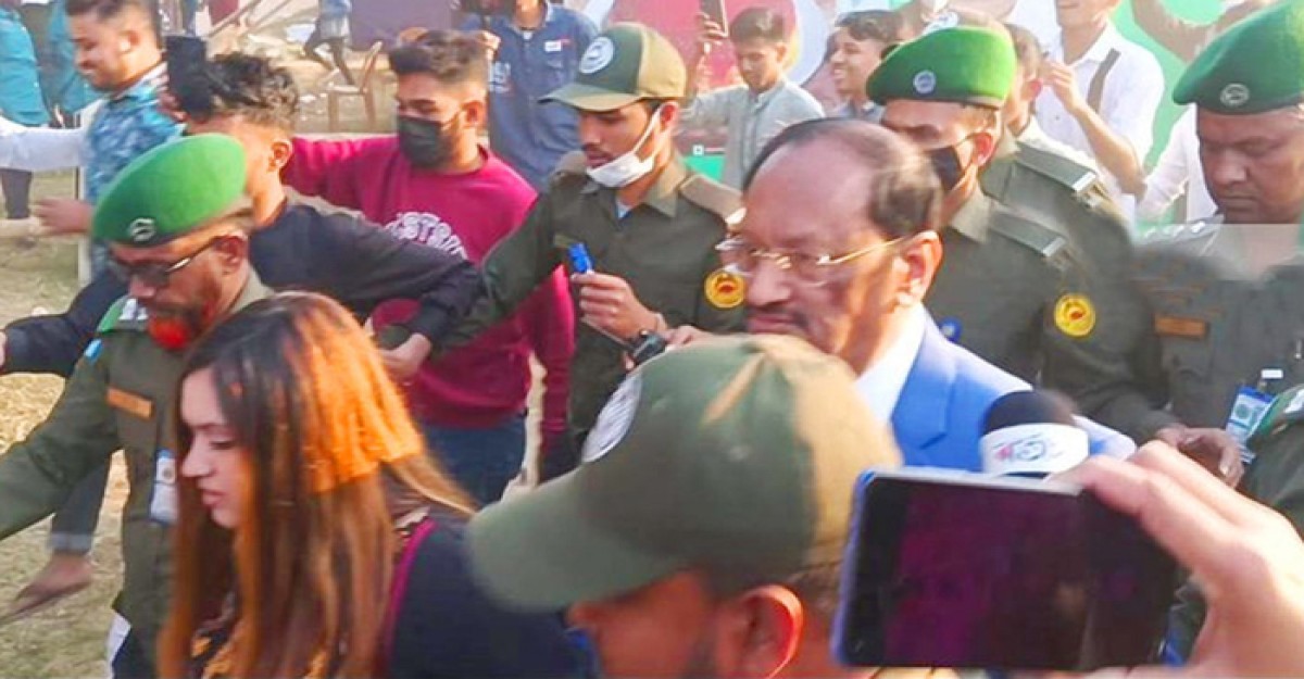 দুয়োধ্বনি দিয়ে বইমেলা থেকে বিতাড়িত মুশতাক-তিশা!