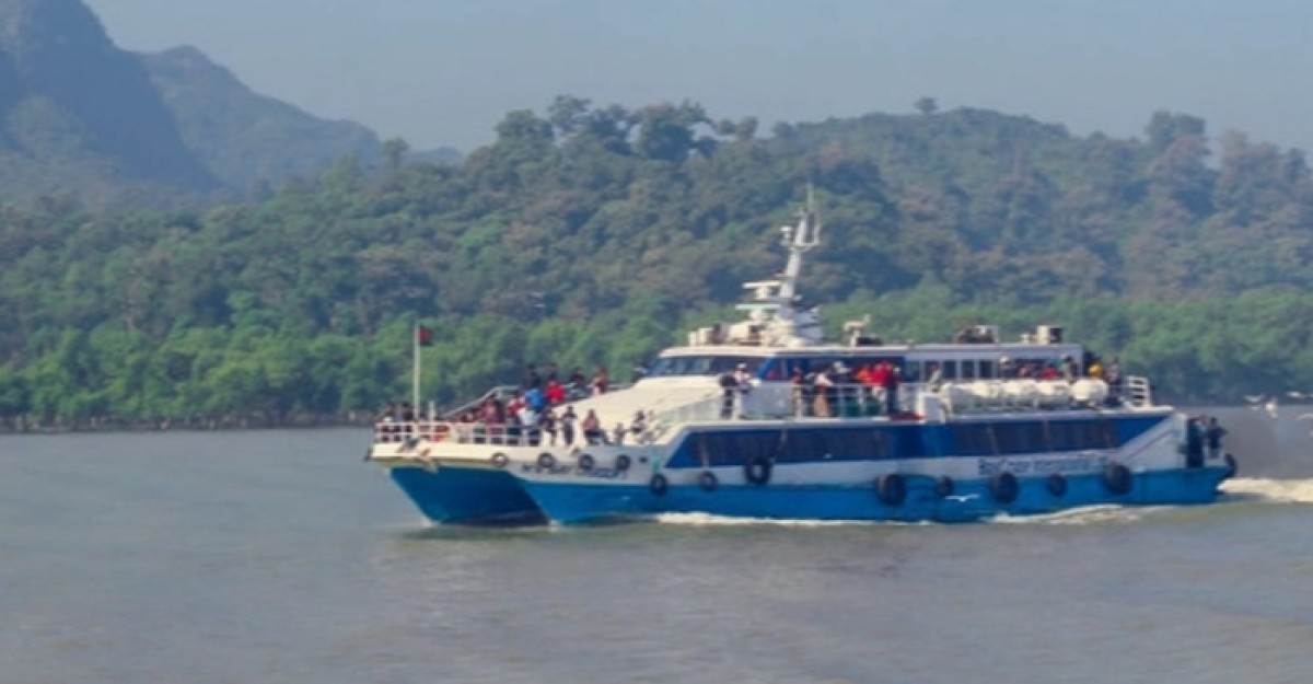 নাগরিকদের ফেরত নিতে কক্সবাজারের পথে মিয়ানমারের সামরিক জাহাজ