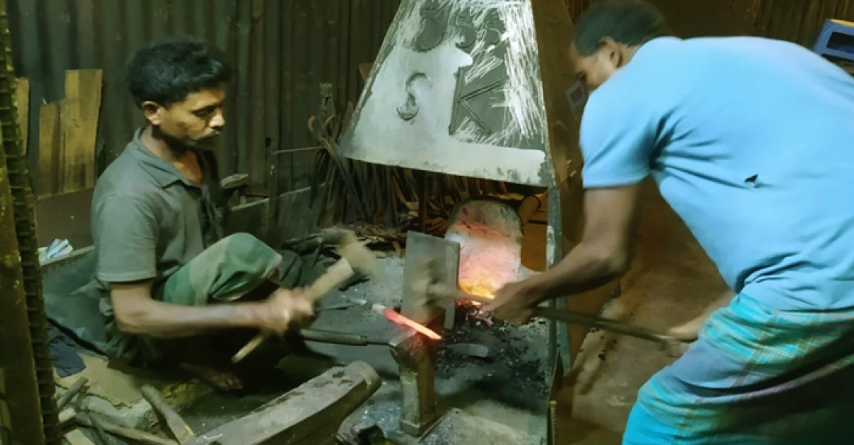 ভেড়ামারায় কর্মকার পরিবারের মানবেতর জীবন যাপন