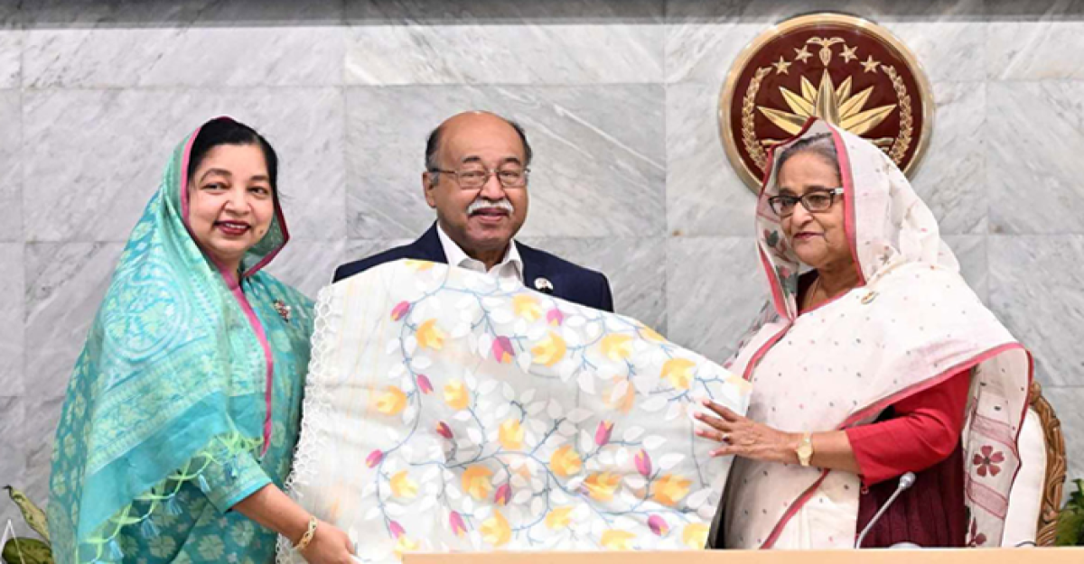 প্রধানমন্ত্রীর কাছে টাঙ্গাইল শাড়িসহ ৩ পণ্যের জিআই সনদ হস্তান্তর