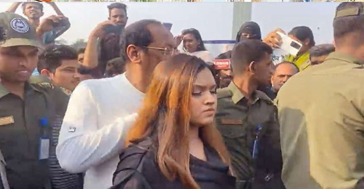 তোপের মুখে আবারও বইমেলা ছাড়লেন মুশতাক-তিশা