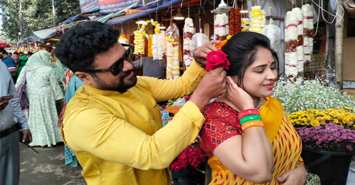 আজ ফাল্গুন হাওয়ায় রঙিন ভালোবাসার দিন