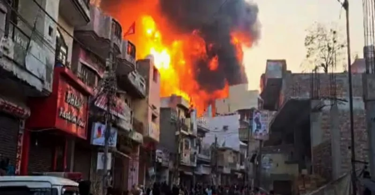 দিল্লিতে রংয়ের কারখানায় আগুনে নিহত ১১