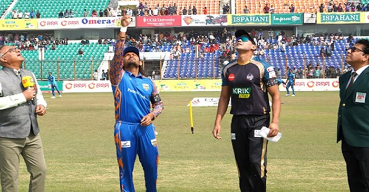 টস জিতে ব্যাটিংয়ে ঢাকা