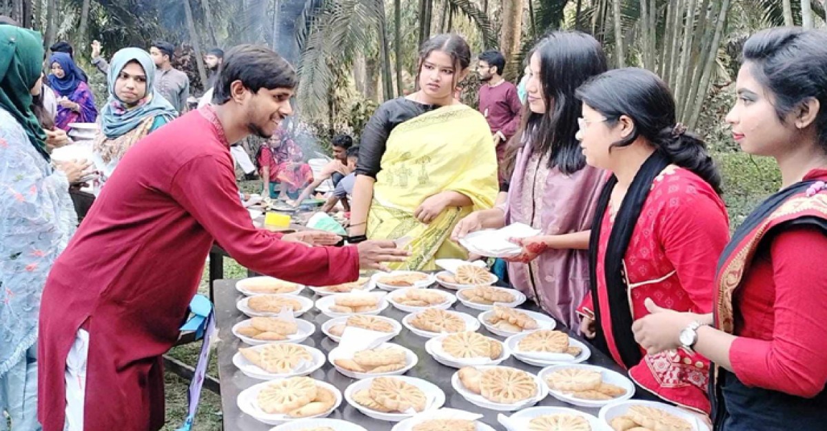 জাবিতে পদার্থবিজ্ঞান অনুষদে পিঠা উৎসব