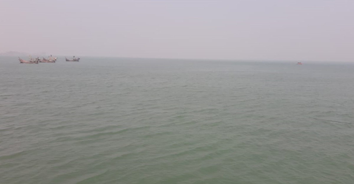নাফনদীর ওপারে সকাল থেকে থেমে থেমে বিস্ফোণের বিকট শব্দ