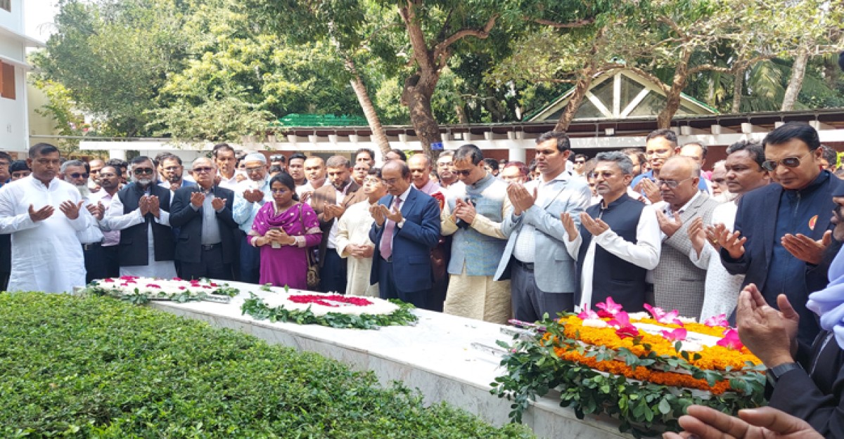 বঙ্গবন্ধুর সমাধিতে শিক্ষা প্রকৌশল অধিদপ্তরের প্রধান প্রকৌশলীর শ্রদ্ধা
