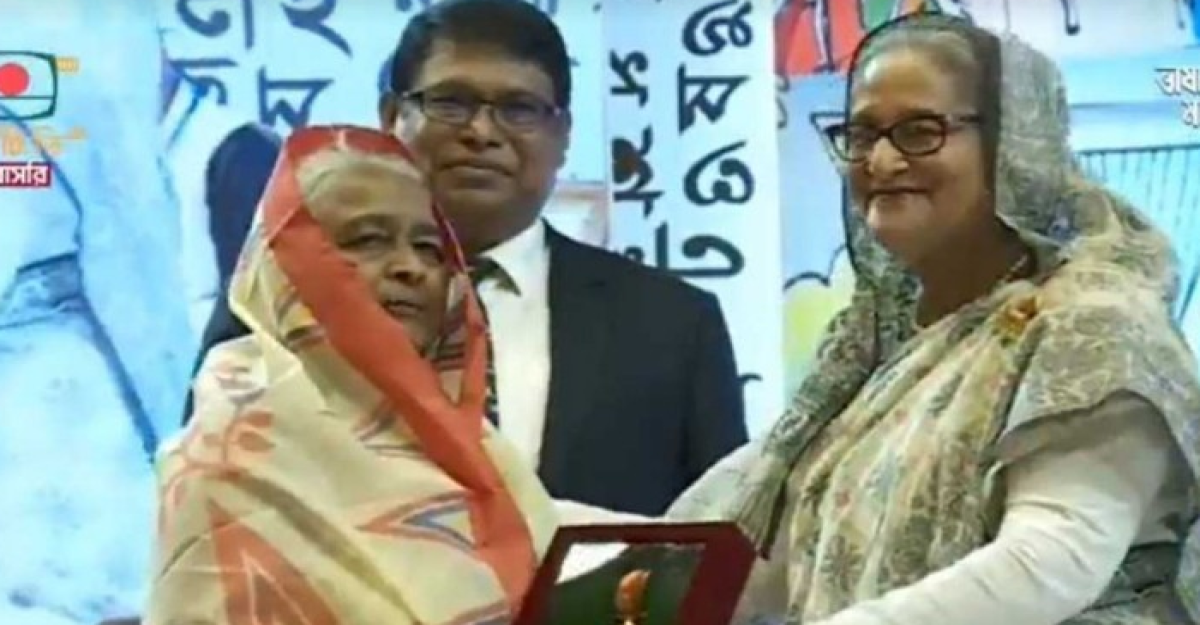 একুশে পদক তুলে দিলেন প্রধানমন্ত্রী