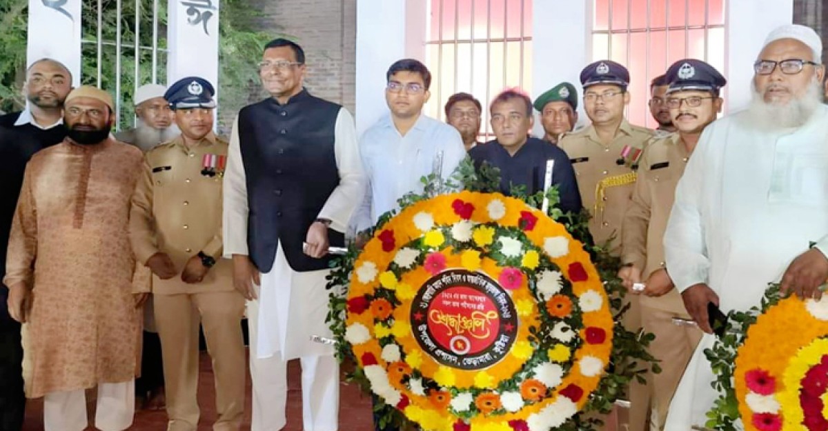 ভেড়ামারায় আন্তর্জাতিক মাতৃভাষা দিবসে শহীদ বেদীতে পুষ্পস্তাপক অর্পণ