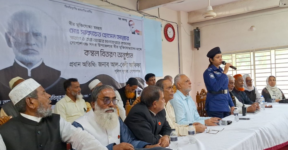 মুক্তিযোদ্ধাদের মাঝে ডিএমপি কমিশনারের কম্বল বিতরণ