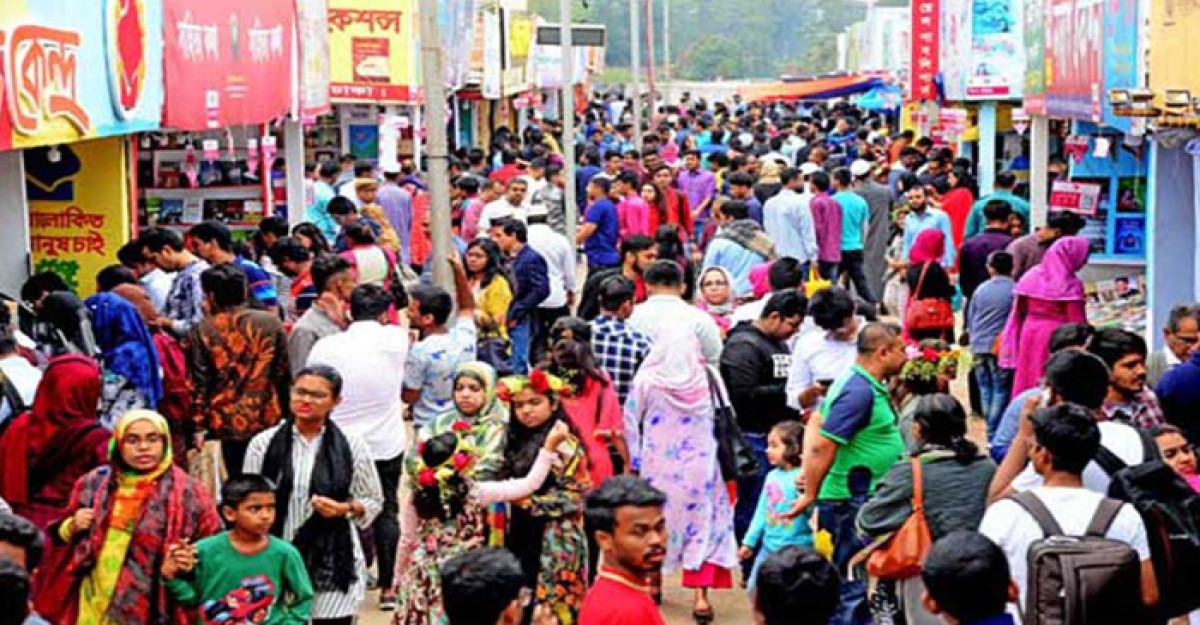ছুটির দিনে জমজমাট হয়ে উঠেছে বইমেলা